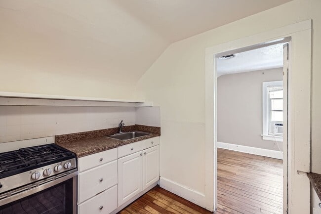 Building Photo - Top Unit (Beautiful Views) Located in the ...