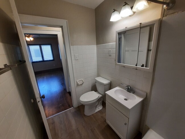 Building Photo - 2 Bedroom, 1 Bathroom home with large garage