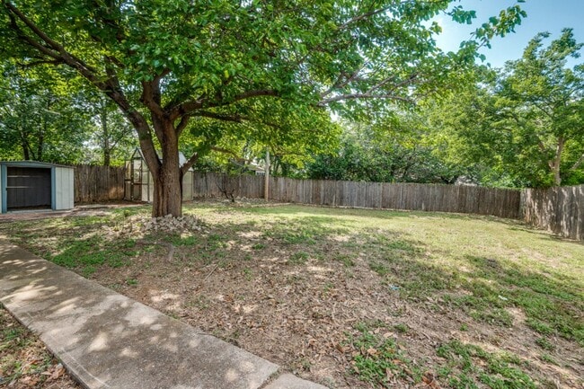 Building Photo - ***2 WEEKS FREE RENT WITH MOVE IN ON OR BE...