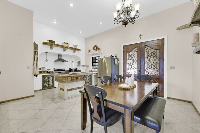 Building Photo - 825 Carpintero St