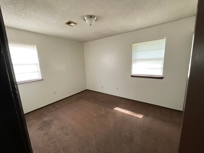 Building Photo - 3 bed, 1 1/2 bath, 2 car garage