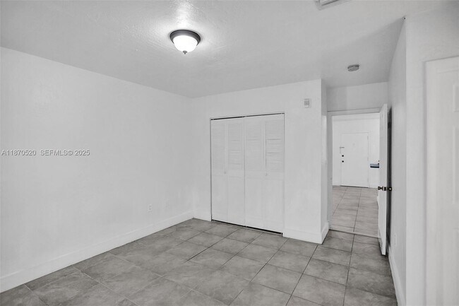 Building Photo - 1860 Venice Park Dr