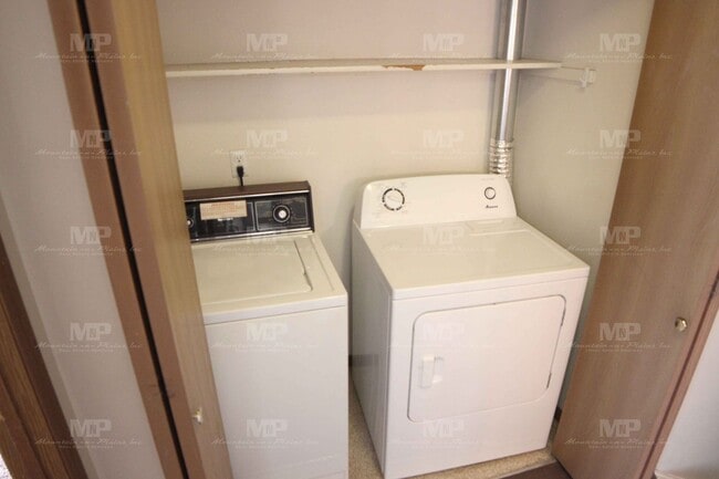 Building Photo - 518 S Howes St