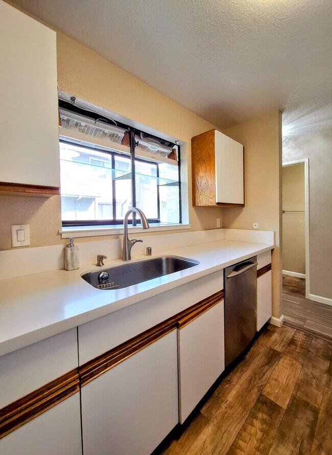 Building Photo - Beautiful Two-Story Condo With Pool, Hot T...