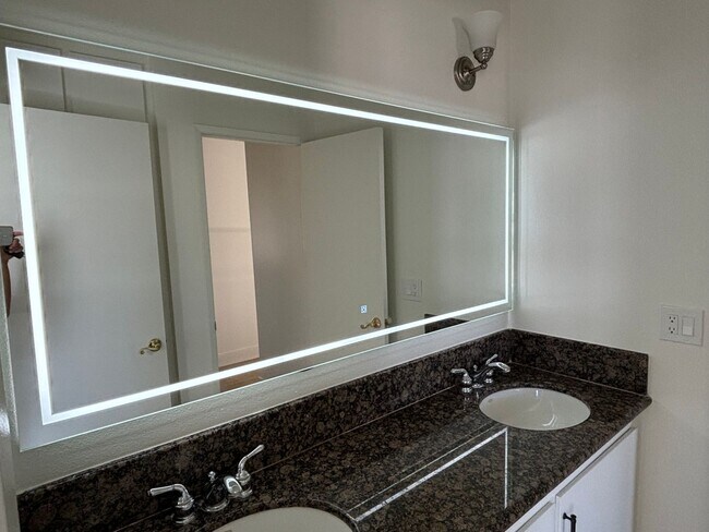 Building Photo - 2 bed 2 bath ocean view Stand alone bungal...