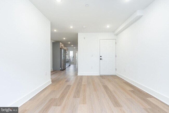 Building Photo - 2252 N Front St