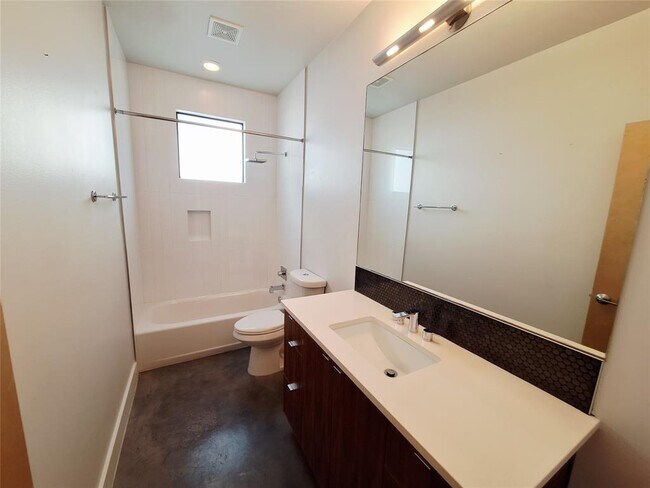 Building Photo - 607 Peacock Ln