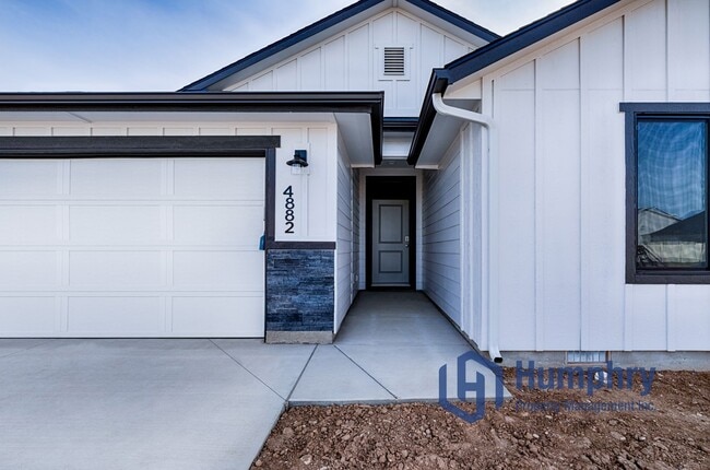 Building Photo - 4 bedroom, 2 bathroom, 2 car garage.