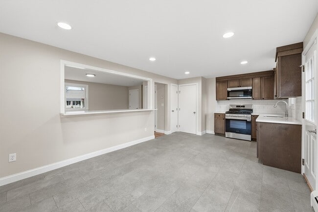 Building Photo - 4 Sandberg Rd