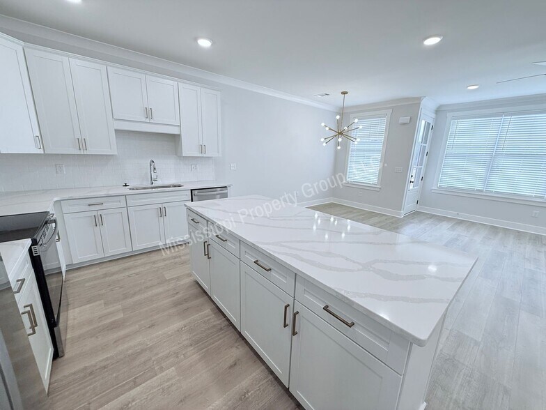 Building Photo - 613 Miramar Ln
