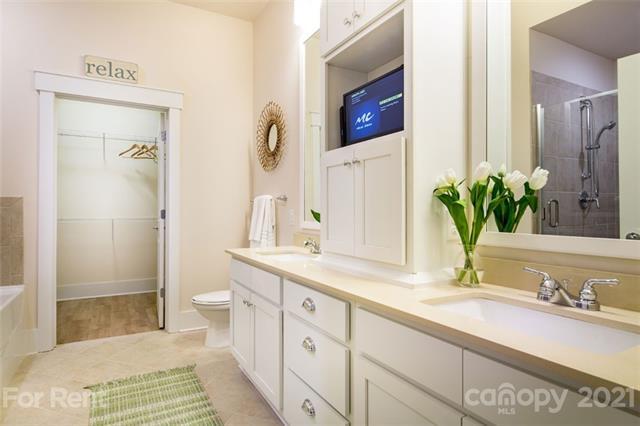 Building Photo - 9921 Holly Center Dr