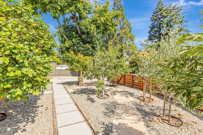 Building Photo - Remodeled Home in near Downtown Mountain View