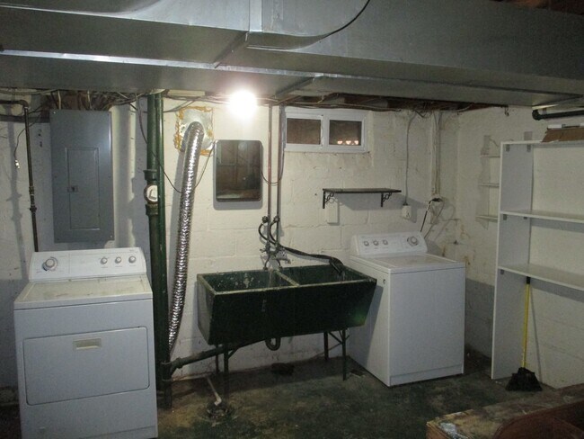 Building Photo - Semi-Deteched Near Hunington Metro!!