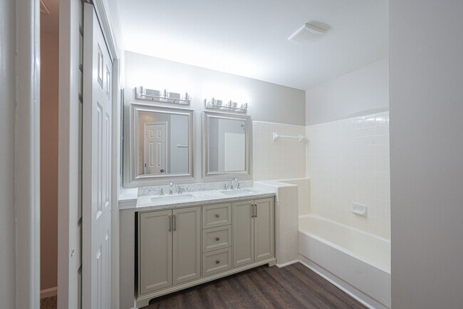 Building Photo - Updated 2 Bed, 2 Bath Condo in Charlotte