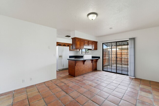 Building Photo - Maintained Mesa rental offering comfort, convenience, and easy access to everything the East Vall...