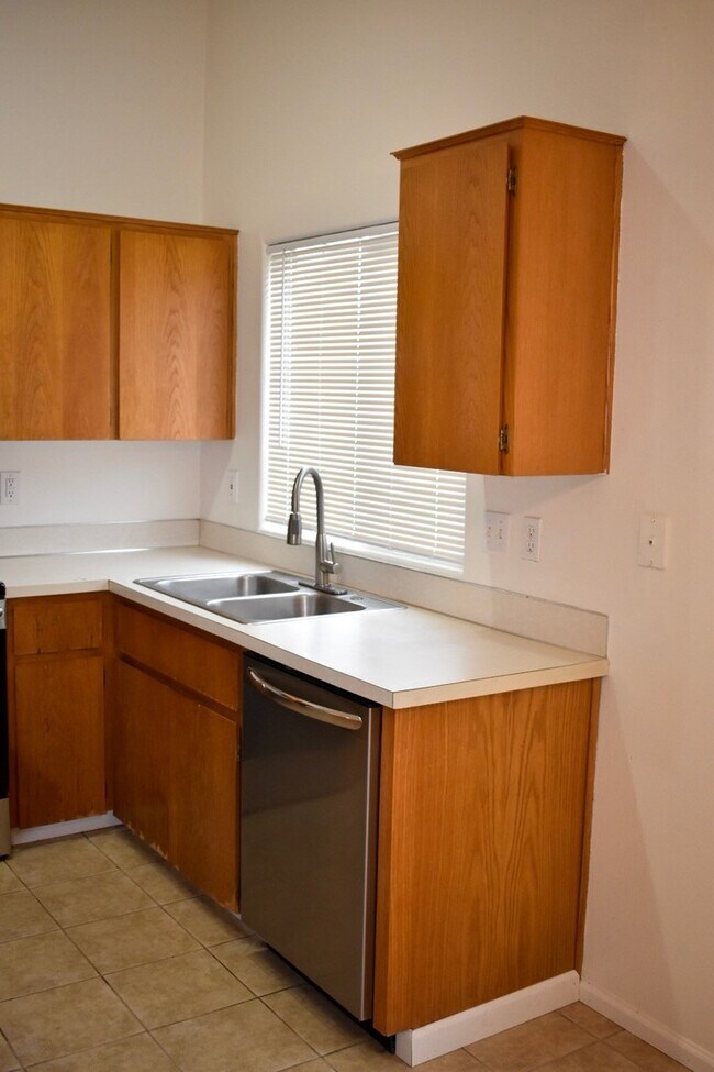 Building Photo - Great 3BD Ranch in Orchards- Gorgeous Laminate Floors Throughout!