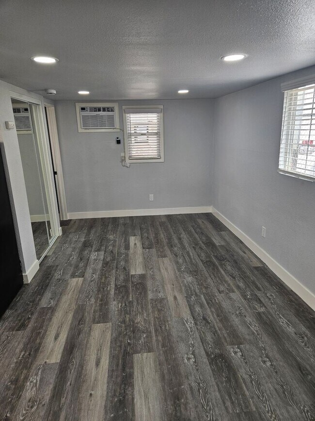 Building Photo - 814