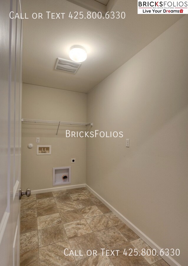 Building Photo - Your Puyallup Dream Home is Here – Open La...