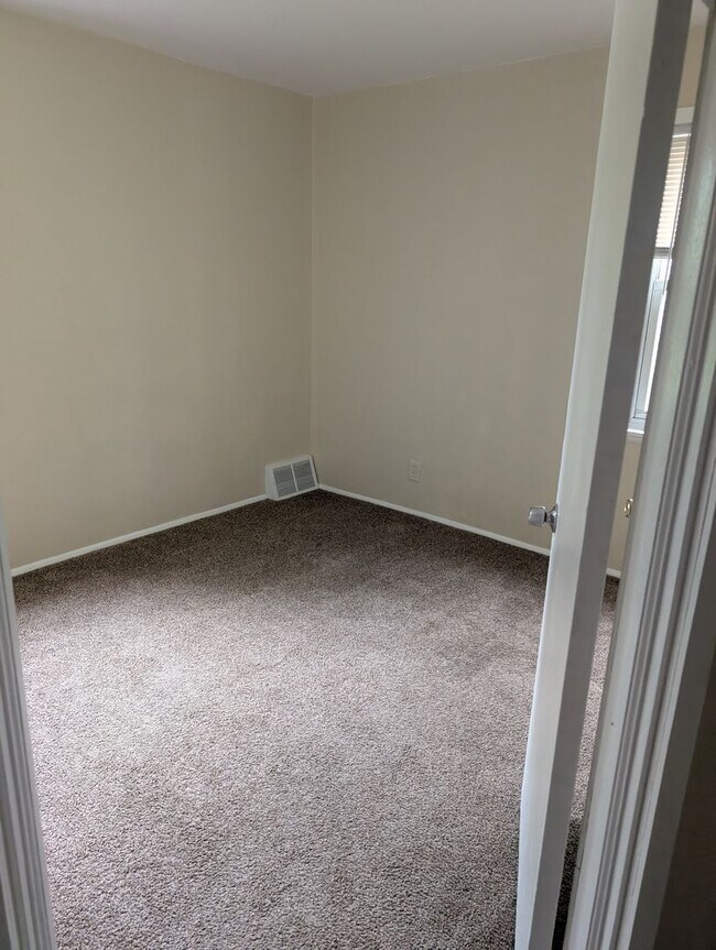 Building Photo - Charming 4 beds 1 bath in Euclid!