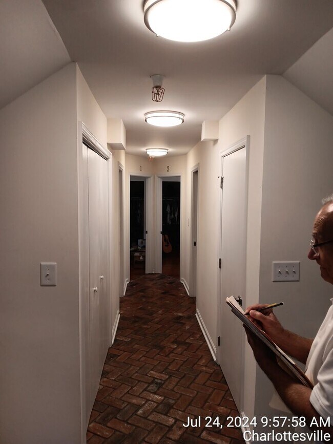 Building Photo - 14th Street NW / 2 Bedroom / 2 Bath Leasin...