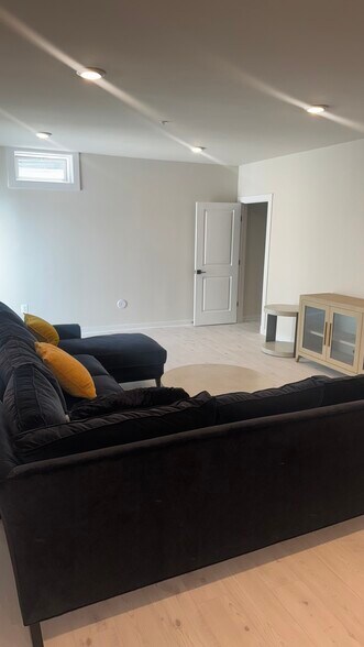Building Photo - 402 Meadow Creek Dr