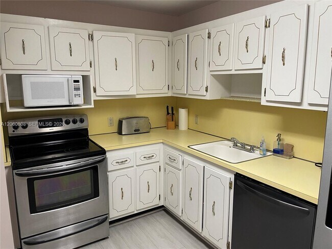 Building Photo - 3375 N Country Club Dr