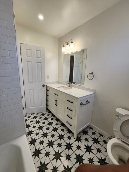 Building Photo - 1414 S Orange Grove Ave