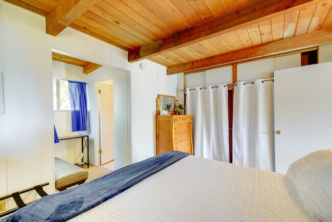 Building Photo - 50 E Treasure Island Dr