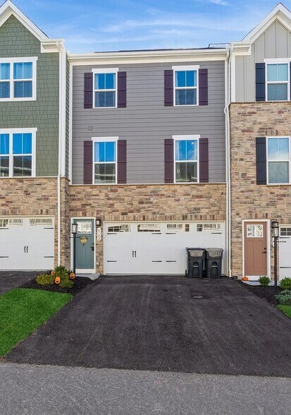 Building Photo - 6702 Sycamore Way