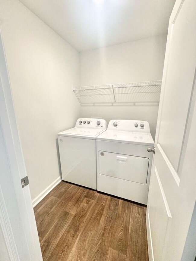 Building Photo - **$1000 off first months rent with acceptable credit and application**Available NOW!! 4 bedroom 2...