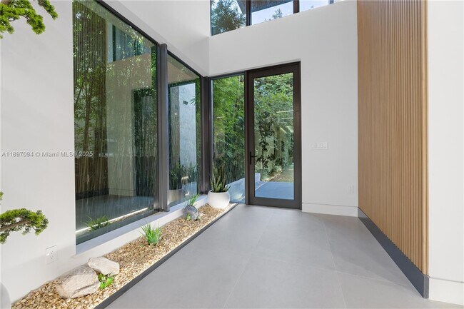 Building Photo - 807 SW 12th Ave