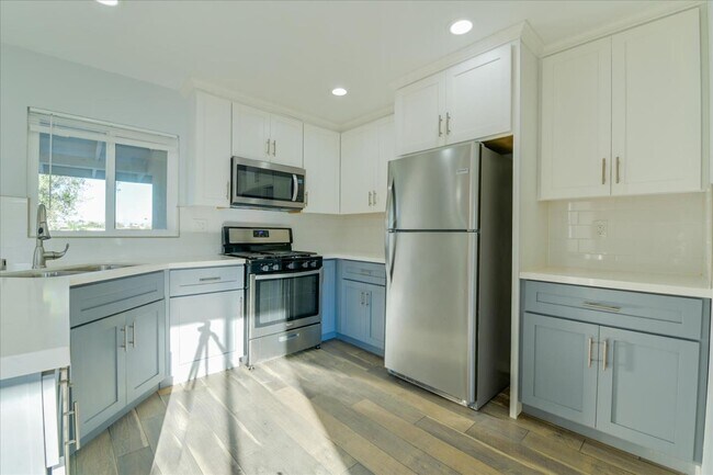 Building Photo - 2563 Roseview Pl