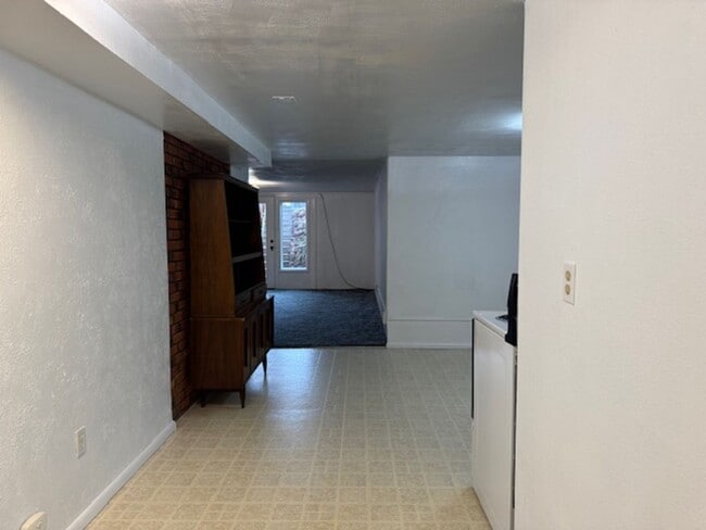 Building Photo - 2405 Sunset Dr