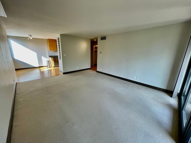 Building Photo - Modern 2-Bed, 2-Bath Downtown Condo with P...
