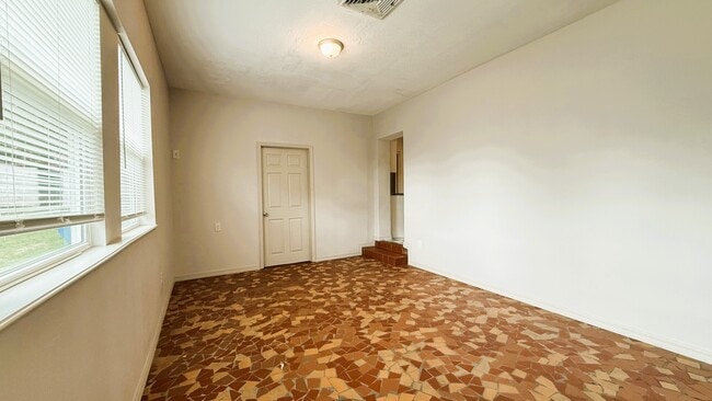 Building Photo - 1112 Carlton Ave