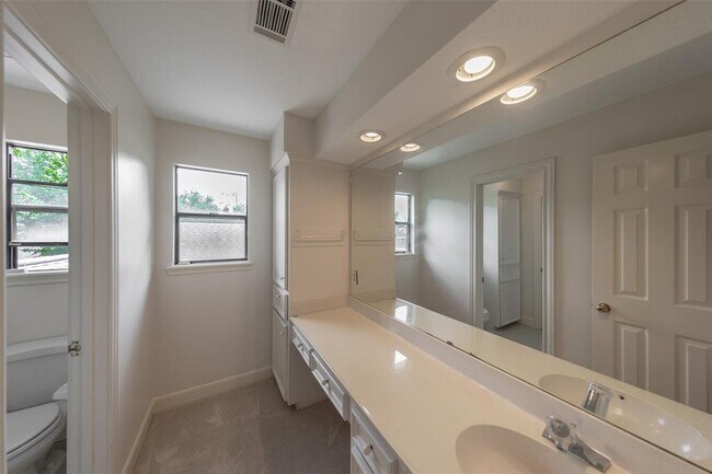 Building Photo - 9559 Doliver Dr