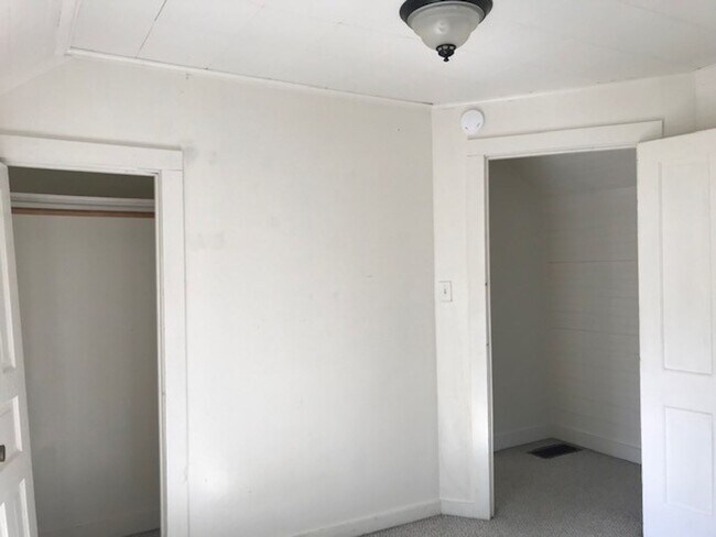 Building Photo - 3 Bedroom, 1 Bathroom Home in Sunnyland! Lawncare included with ample parking