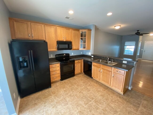 Building Photo - Beautiful Townhome located in the Cedar Mill Complex!