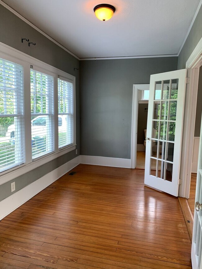 Building Photo - Beautiful Historic 3 Bedroom 2 Bath House on Colonial Drive
