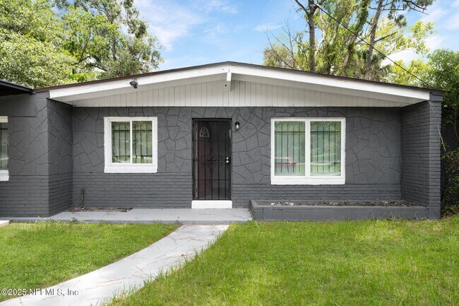 Building Photo - 9155 Sibbald Rd
