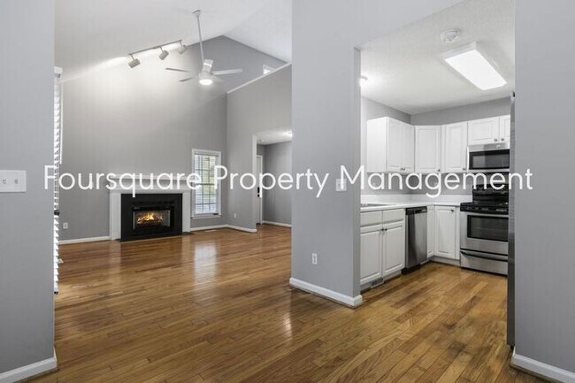 Building Photo - End Unit Town Home | 2nd Floor Loft | Wash...