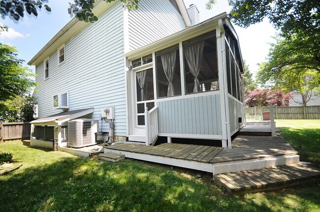 Building Photo - Classic 4 Bed 3.5 Single Family Home Sitti...