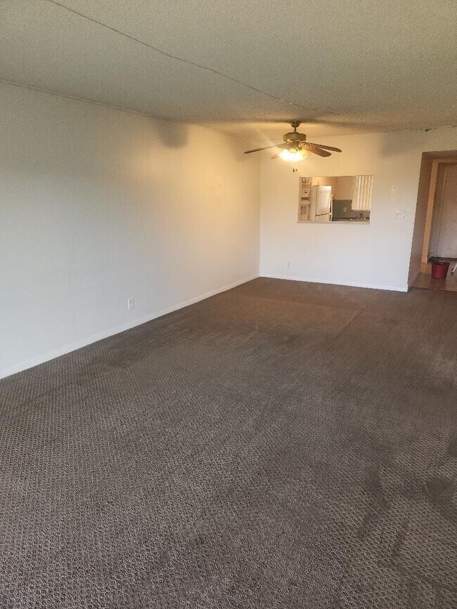 Building Photo - 613 S State Rd 7