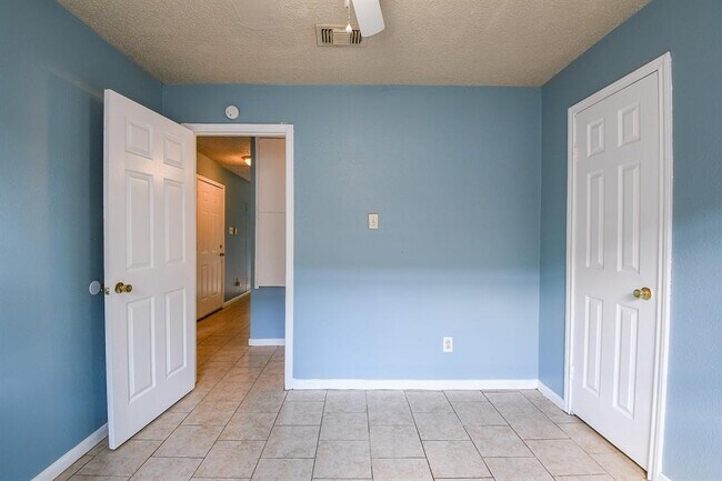 Building Photo - 8714 Valley Song Dr