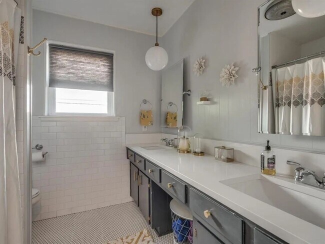 Building Photo - Spectacular Home in Holiday Heights Add!  ...