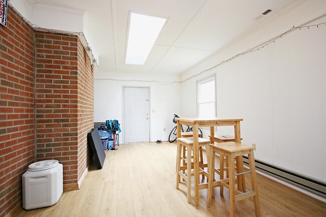 Building Photo - Pet Friendly, One Level Living in Johnson ...
