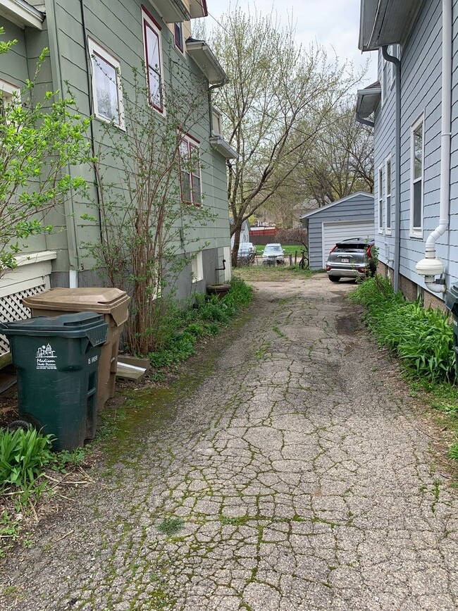 Building Photo - 418 S Orchard St