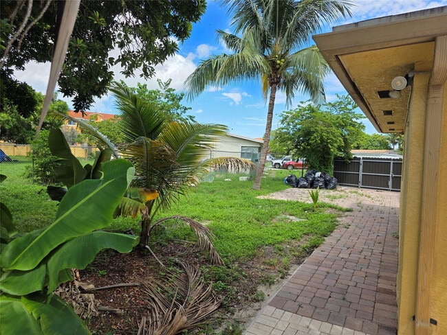 Building Photo - 4031 NE 8th Ave