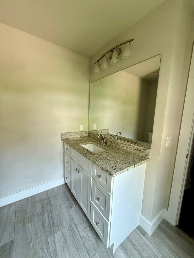 Building Photo - 2 Bed / 2.5 Bath near Lake Lanier