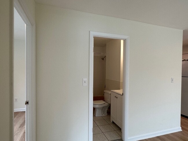 Building Photo - Large, updated 2 bedroom near the Green Li...